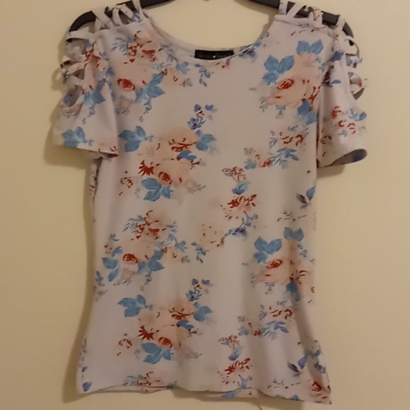 White floral short sleeve tee. - Picture 1 of 2